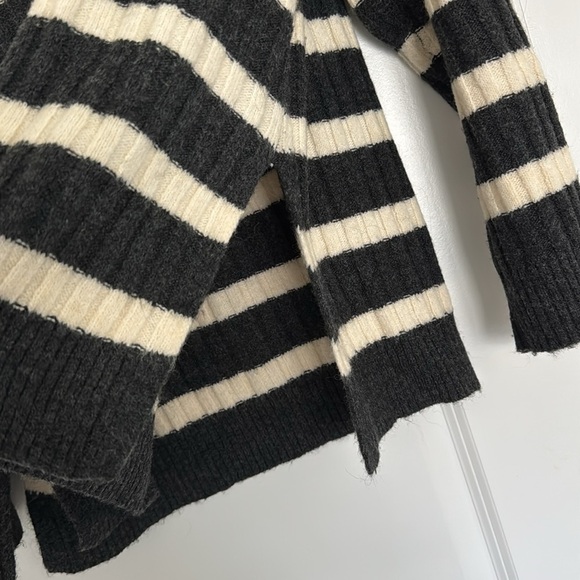 Oversized Medium Turtleneck Sweater with Side Slits - Picture 3 of 5